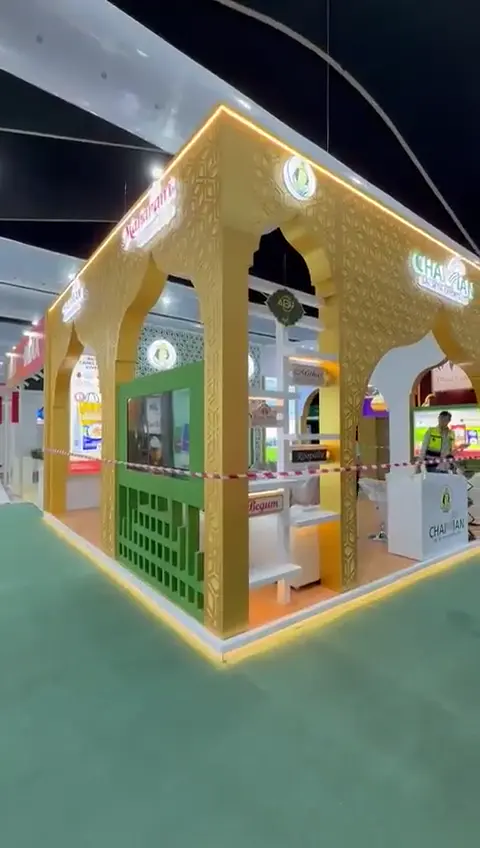 Gold arched stand with mashrabiya panels, built and installed in Riyadh.